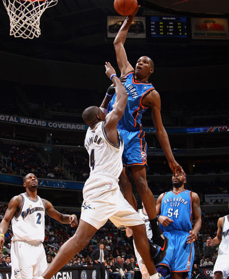 国王爆冷击败掘金，湖人、掘金、马刺和火箭4队负场数相同（国王冷门掀翻掘金，湖人、掘金、马刺、火箭四队负场持平）