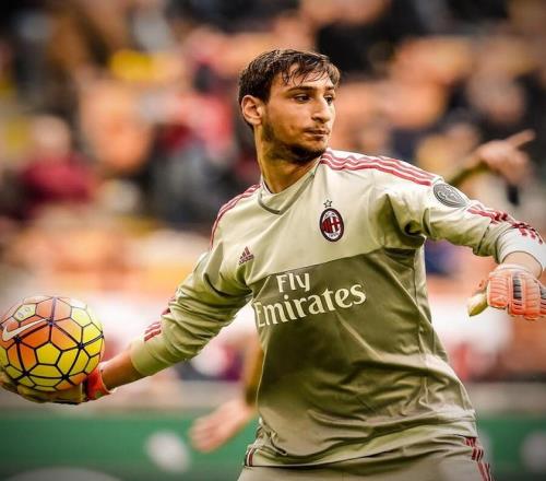 能超越吗？据统计，今年姆巴佩已经代表皇马攻入了53球（姆巴佩今年已为皇马攻入53球，他能否继续刷新纪录？）