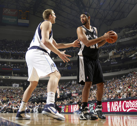 多队争抢顶级射手场面激烈（多队竞逐顶级射手 竞争白热化）