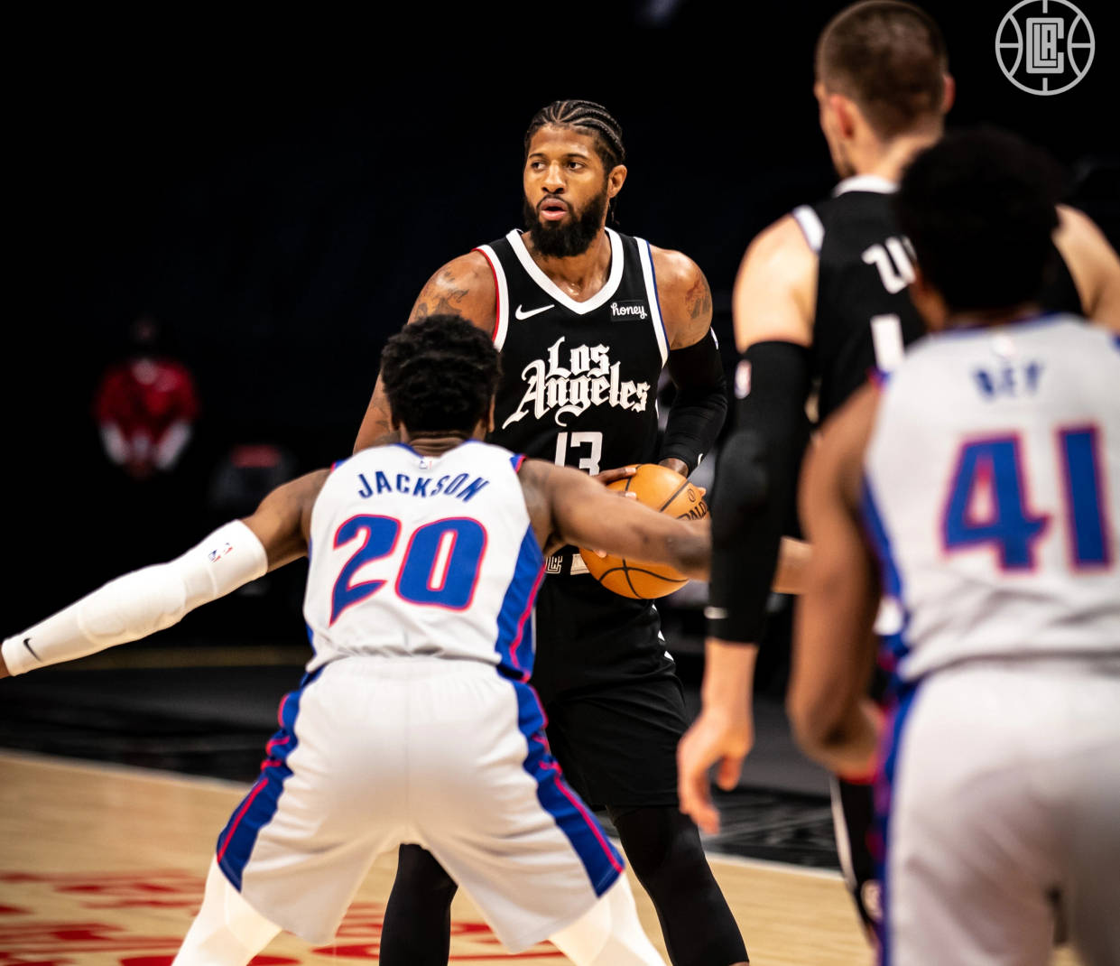 欧文连续助攻全队配合默契（欧文连送妙传，球队默契十足）