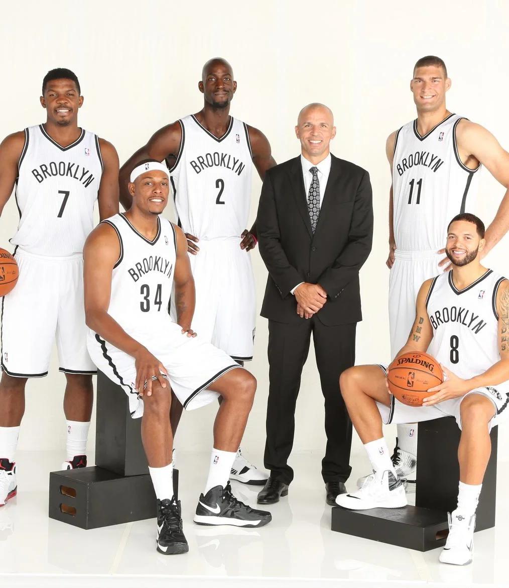 齐达内与蒯纪闻共同现身上海交大出席活动，现场教学马赛回旋（齐达内携手蒯纪闻亮相上海交大，现场示范马赛回旋）