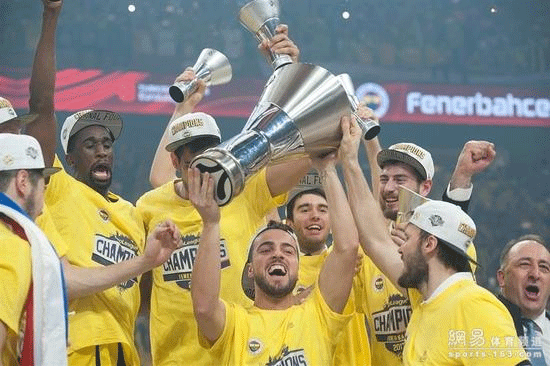 塞超球队劳动1923主帅日佐维奇在比赛中突然去世，年仅44岁（塞超劳动1923主帅日佐维奇比赛中不幸去世，终年44岁）