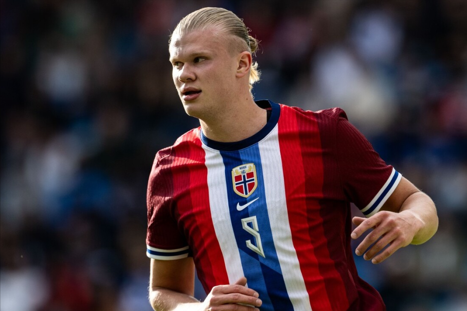 劳塔罗飞铲罗伯逊染黄，国米战利物浦上半场13分钟现争议（国米vs利物浦上半场第13分钟爆争议：劳塔罗飞铲罗伯逊被黄牌警告）