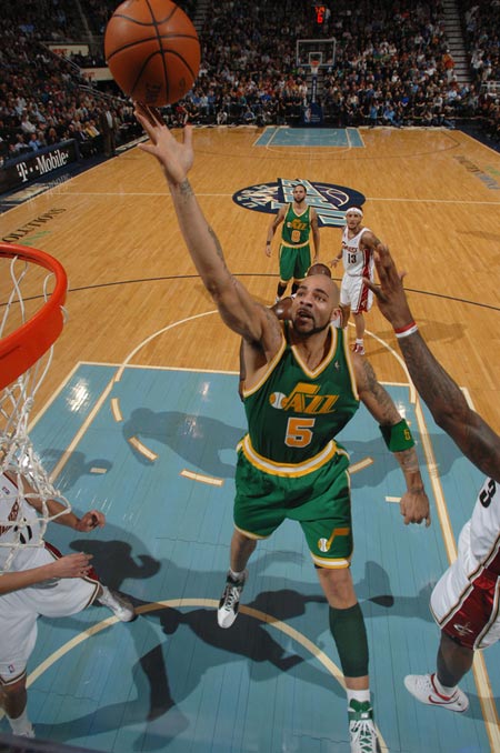 翻修球场，“连滚带爬”为的是“从从容容”（修缮球场，眼下“快马加鞭”，只为将来“从容不迫”）