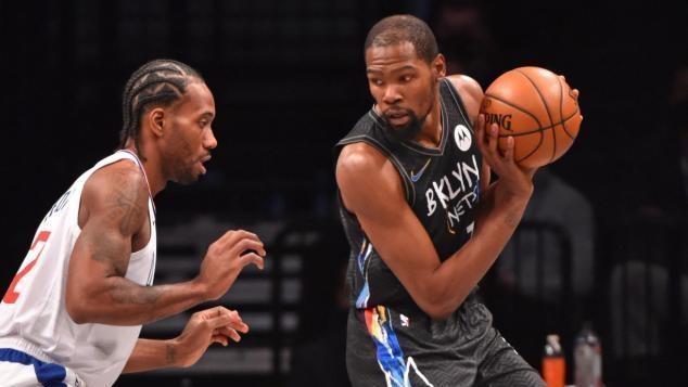 感谢恩师，出自崇明基地的海港球员将奖牌挂在徐根宝脖子上（致敬恩师，海港崇明出身球员将奖牌挂在徐根宝颈间）