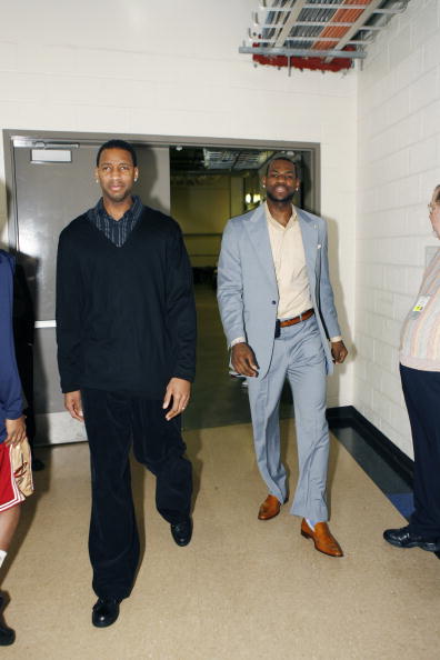 桑德兰悍将诺亚·萨迪基跑动能力惊人。（桑德兰猛将诺亚·萨迪基展现惊人跑动能力）