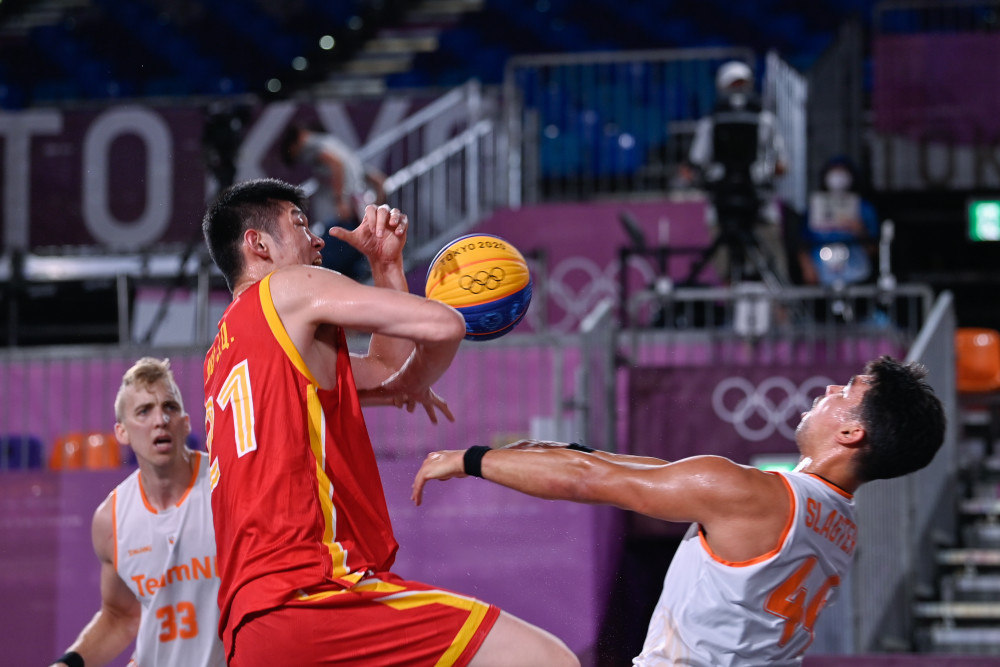 单场打入两粒头球，孔德是欧冠改制以来巴萨球员第一人（孔德单场双头破门，成为欧冠改制后巴萨第一人）